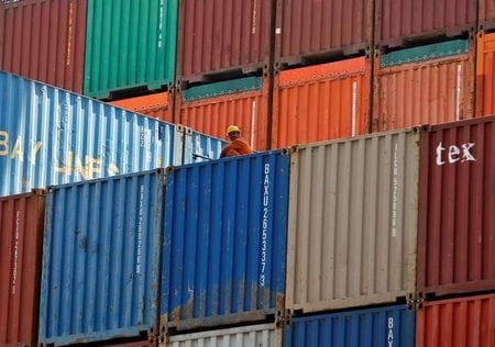インド政府が１５日に発表した輸出入データに基づいてロイターが算出したところによると、１月のインドのモノの貿易赤字は１７４億９０００万ドルだった。写真は、インド・グジャラート州マンデラ港でコンテナから商品を積み出す様子。２０１４年４月１日に撮影。（２０２４年　ロイター／Amit Dave）