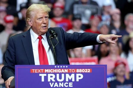 　米共和党の大統領候補であるトランプ前大統領（写真）は２０日、暗殺未遂事件後初の選挙集会で演説し、バイデン現大統領に対する大統領選撤退圧力を強める民主党をあざけった。米ミシガン州グランドラピッズで撮影(２０２４年　ロイター/Tom Brenner)