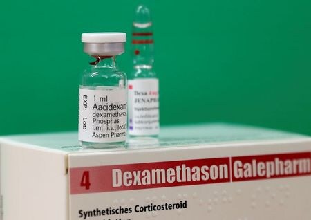７月２２日、厚生労働省は、重症感染症や間質性肺炎などの薬として国内で承認されているステロイド薬「デキサメタゾン」について、新型コロナウイルス感染症の診察の手引きに掲載した。写真はデキサメタゾンのアンプル。６月撮影（２０２０年　ロイター/Yves Herman）