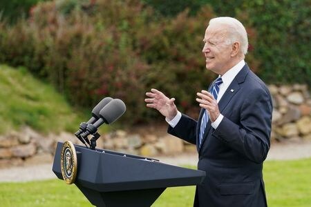 主要７カ国（Ｇ７）首脳会談（サミット）出席のため英国訪問中のバイデン米大統領は１０日、低所得国向けに新型コロナウイルスワクチン５億回分を購入すると表明した。写真はバイデン大統領（２０２１年　ロイター/ Kevin Lamarque）