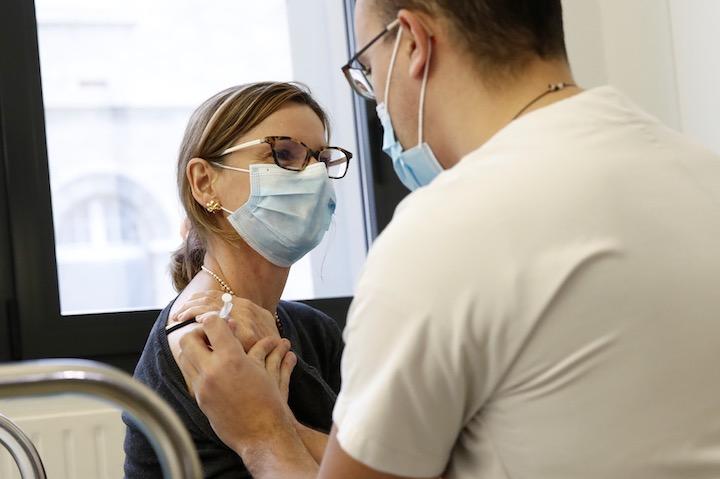 世界各地で新型コロナウイルスワクチン接種が始まっている...... REUTERS/Benoit Tessier