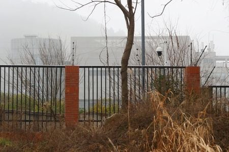 　米情報機関は、中国の武漢市で初の新型コロナウイルス感染が報告される１カ月前の２０１９年１１月、武漢ウイルス研究所（写真）の研究者３人の体調が非常に悪化し、病院で診療を受けていたとの内部報告について、詳しい調査を進めている。複数の米政府関係者が明らかにした。写真は２月撮影（２０２１年　ロイター／Thomas Peter）