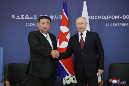 米ホワイトハウス高官は、北朝鮮とロシアの前例にない協力によって、北朝鮮が及ぼす安全保障上の脅威が今後１０年間で「劇的に」変化する可能性があるという認識を示した。昨年９月、ロシアで撮影（２０２４年　ロイター/KCNA via REUTERS）