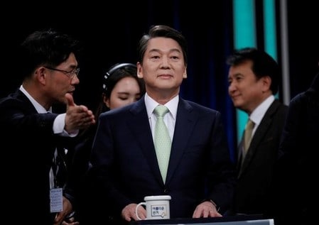 　４月２４日、韓国の朴槿恵前大統領の罷免に伴う大統領選で、中道系野党「国民の党」の公認候補となった安哲秀氏（写真中央）は、ロイターの取材に書面で応じ、自身が大統領に選出された場合、朝鮮半島の非核化に向けた６カ国協議の再開を目指す方針を明らかにした。写真は２３日テレビ討論会で撮影（２０１７年　ロイター／Kim Hong-Ji）