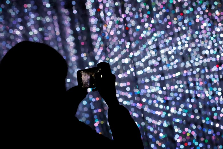 デジタル技術を駆使する日本の「チームラボ」は国外でも人気（2017年、台北）　Tyrone Siu-REUTERS