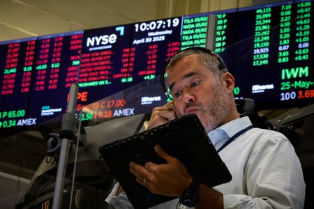 ５月１日、米国株式市場は上昇して取引を終えた。ニューヨーク証券取引所で４月３０日撮影（２０２５年　ロイター/Brendan McDermid）