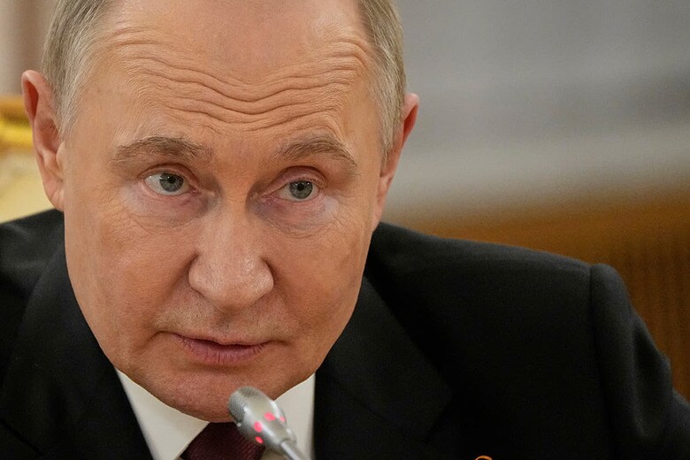 クレムリンでセルビアのアレクサンダル・ブチッチ大統領と会談したプーチン大統領（5月9日、モスクワ）　Alexander Zemlianichenko/Pool via REUTERS