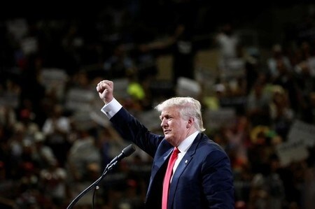 　６月２１日、米大統領選の共和党候補指名が確定したドナルド・トランプ氏は、個人からの寄付が低調で選挙資金が不足しているとの見方について、自分の資産は「無限」だと述べ、資金の問題はないと主張した。写真はアリゾナ州・フェニックスで１８日撮影（２０１６年　ロイター／Nancy Wiechec）