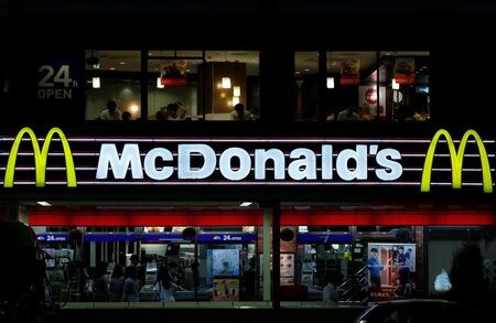 　４月２８日、日本マクドナルド（東京都新宿区）と読売新聞グループ本社（東京都千代田区）は、読売新聞販売店の配達網を使い、マクドナルドの商品を届けると発表した。写真は都内で２０１４年７月撮影（２０２１年　ロイター／Yuya Shino）