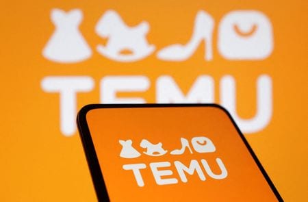 　１１月１１日、ベトナム政府は、中国発の電子商取引（ＥＣ）サイト「Ｓｈｅｉｎ（シーイン）」と「Ｔｅｍｕ（テム）」に対して、１１月末までに貿易省に事業登録をするよう求め、行わなかった場合にインターネットのドメインとアプリをブロックすると発表した。写真はテムのロゴ。ボスニア・ヘルツェゴビナのゼニツァで８月撮影（２０２４　ロイター／Dado Ruvic）