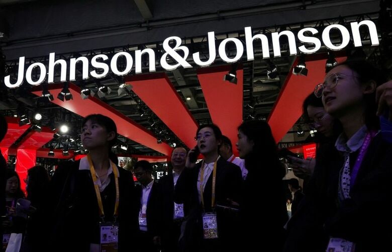 上海で開催された第8回中国国際輸入博覧会（CIIE）のジョンソン・エンド・ジョンソンのブース。2025年11月6日撮影。REUTERS/Maxim Shemetov