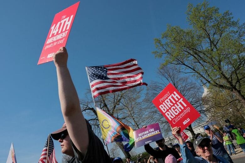 米国での出生地主義制限に抗議する人々。4月1日、ワシントンで撮影。REUTERS/Kylie Cooper