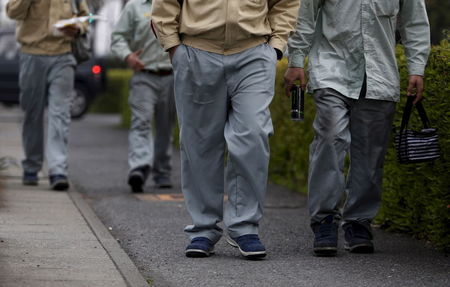 　７月２８日、富士重工業「スバル」快走の陰で外国人労働者が軽視されていることが分かった。写真はスバルの下請けメーカー、日本発条（ニッパツ）の外国人労働者たち。群馬県太田市で４月撮影（２０１５年　ロイター/Yuya Shino）