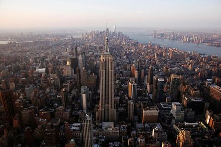 　４月８日、民間電力事業者の業界団体エジソン電気協会（ＥＥＩ）とアナリストによると、米国の電力需要が先週、過去１６年ぶりの低水準に減少した。写真はニューヨークで２０１６年１１月撮影（２０２０年　ロイター／Lucas Jackson）