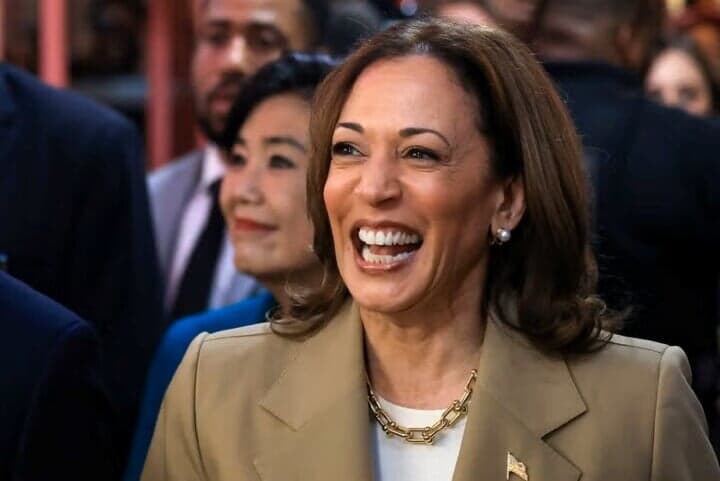 米民主党全国委員会（ＤＮＣ）は２日、ハリス副大統領（写真）が１１月の大統領選を戦う民主党候補指名を確実にしたと発表した。７月撮影（２０２４年　ロイター/Kevin Mohatt）