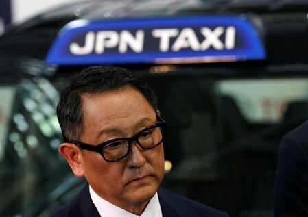 　１０月２３日、トヨタ自動車の豊田章男社長（写真）は、東京都内で開いた次世代タクシー「ジャパンタクシー」の出発式の後、記者から神戸製鋼所の性能データ改ざんについて問われ、間違いが起きたときは「一歩立ち止まり、『現地現物』で全員が心をひとつにして、安心・安全を確保するために動くことだ」と述べた。 （２０１７年　ロイター/Kim Kyung-Hoon）