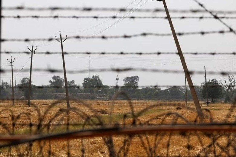 ４月３０日、パキスタンのタラル情報相は、インドが２４─３６時間以内に軍事攻撃を開始するという信頼できる情報があると明らかにした。写真はワーガにある両国の検問所付近で２６日撮影（２０２５年　ロイター/Anushree Fadnavis）