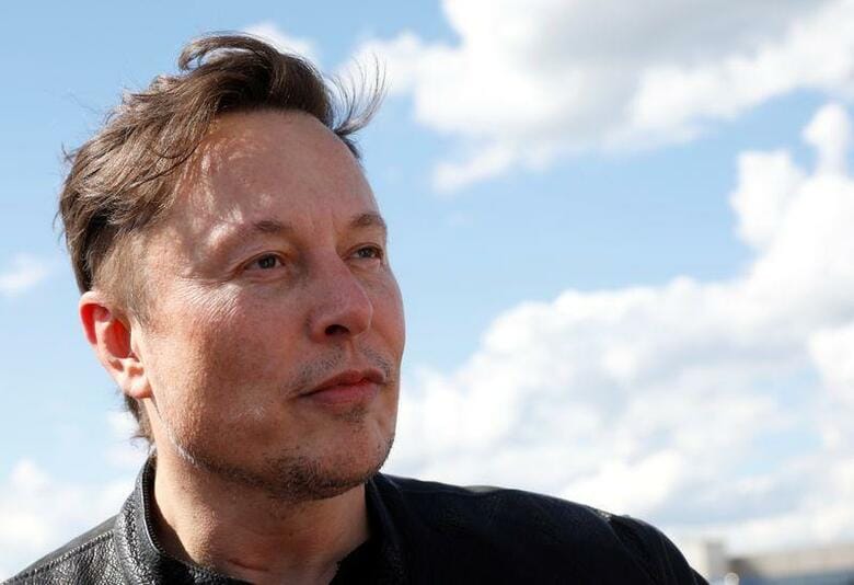 米電気自動車大手テスラのイーロン・マスク最高経営責任者（CEO）は22日、法定不換紙幣と暗号資産（仮想通貨）の戦いでは暗号資産を支持するとツイッターに投稿した。ドイツで17日撮影。（2021年　ロイター/Michele Tantussi）