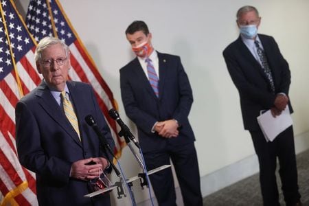 　６月３０日、米共和党上院トップのマコネル院内総務（左）ら複数の共和党議員は、新型コロナウイルスに関連した追加経済対策を７月下旬に上院で審議するとの見通しを示した（２０２０年　ロイター／Jonathan Ernst）
