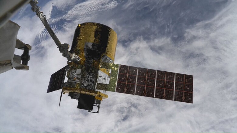 次世代ハイビジョンカメラ（HDTV-EF2）で撮影された新型宇宙ステーション補給機（HTV-X）1号機。ISSのロボットアーム（SSRMS）による把持の様子　画像：JAXA提供