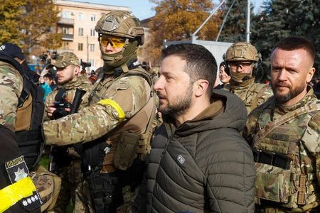 　１１月２６日、ウクライナのゼレンスキー大統領は、海上輸送のロシア産石油の上限価格を、Ｇ７が提案した水準を下回るバレル当たり３０─４０ドルに設定するべきだとの考えを示した。写真はヘルソンで１４日撮影（２０２２年　ロイター／Valentyn Ogirenko）