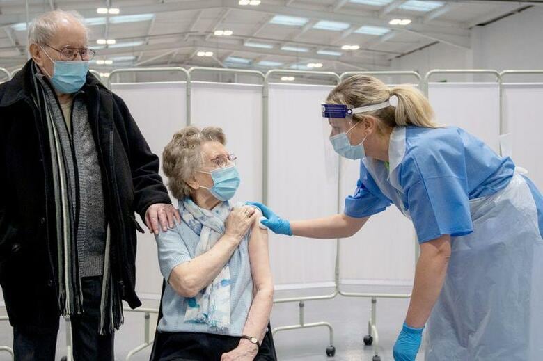 ドイツ予防接種常設委員会（STIKO）は、英アストラゼネカの新型コロナウイルスワクチンについて、接種対象年齢を18歳から64歳までに限定するよう勧告したことが、保健省による草案資料で分かった。英マンスフィールドで25日代表撮影（2021年　ロイター）