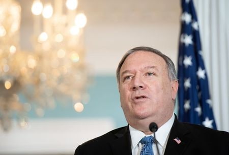 米国務省は１６日、ポンぺオ国務長官が新型コロナウイルス感染者と接触したことを踏まえ、自主隔離措置を取ると発表した。ポンぺオ長官自身はコロナ検査で陰性だったという。１１月代表撮影（２０２０年　ロイター）