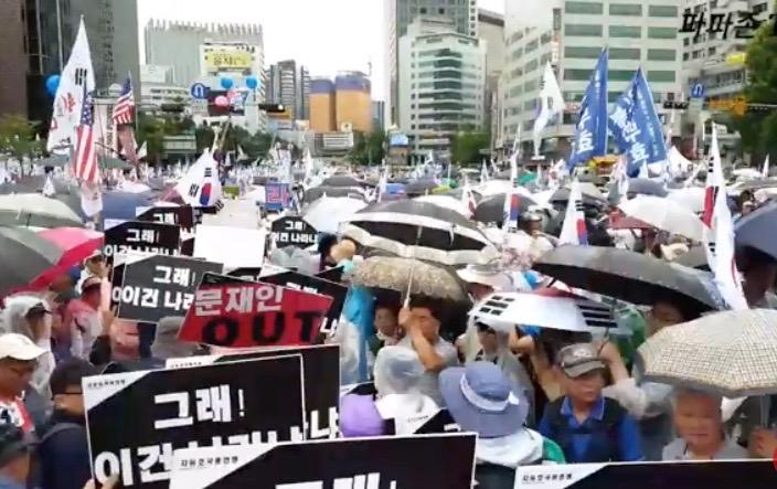 「ムン・ジェインOUT」「これが国家か」とアピールする人々　YouTube