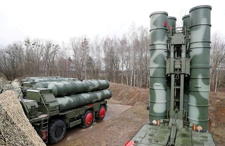１０月１６日、トルコはロシアから購入した地対空ミサイル「Ｓ４００」 の試射が行われると予測されていた黒海沿岸の北部シノップで、ミサイル１発を発射した。写真は２０１９年３月、ロシアのカリーニングラード近郊の軍事施設のＳ４００ミサイル（２０２０年　ロイター／Vitaly Nevar）