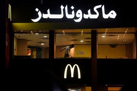 　１１月２２日、最近のエジプト首都カイロのある夜、客がまったくいないマクドナルドの店舗で従業員がテーブルを掃除する光景が見られた。写真はカイロのマクドナルド店舗。２０日撮影（２０２３年　ロイター/Mohamed Abd El Ghany）