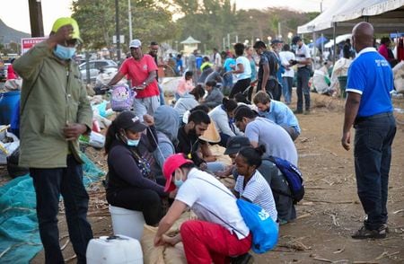 ８月１２日、インド洋に浮かぶモーリシャスの観光関係者らは、同国の沖合で７月２５日に商船三井が運航する貨物船「わかしお」の座礁により重油が流出し、新型コロナウイルスの感染拡大で打撃を受けている観光産業に対し、一段の被害が生じると懸念している。写真は１１日、リビエールデクレオールの海岸で「わかしお」から流出した原油を掃除する準備をするボランティア（２０２０年　ロイター/Stephane Antoine）