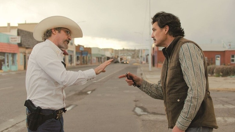 保安官のジョー（左）と市長のテッドは仁義なき中傷合戦を展開　©2025 JOE CROSS FOR MAYOR RIGHTS LLC. ALL RIGHTS RESERVED.