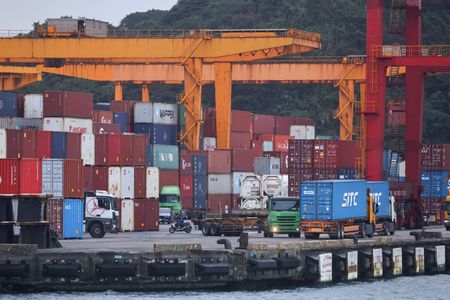 台湾財政部が７日発表した２月の貿易統計は、輸出が前年同月比１７．１％減の３１０億５０００万ドルと６カ月連続で減少、約２年ぶりの低水準となった。基隆港で昨年１月撮影。（2023年　ロイター/Ann Wang）