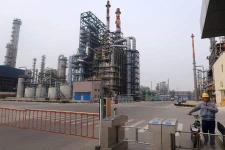 　１１月７日、中国税関総署が７日発表した１０月の原油輸入は４８９７万トン（日量１１５３万バレル）で、前年同月比１３．５２％増加した。山東省の製油所で２０１９年撮影（２０２３年　ロイター／Stringer）