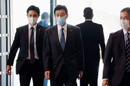 西村康稔経済産業相は１２日、ロイターなど報道各社のインタビューに応じ、来年夏以降の電力の安定供給のためにも、さらなる原子力発電所の再稼働は重要との認識を示した。    写真は８月１０日、東京で撮影（２０２２年　ロイター/Issei Kato）