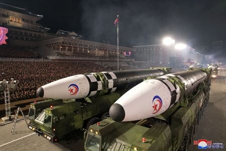 　２月１６日、韓国政府は２０２２年版の国防白書を公表し、６年ぶりに北朝鮮を「敵」と表現したほか、同国の兵器級プルトニウム保有量増を報告した。写真は北朝鮮・平壌にある金日成広場で行われた北朝鮮軍創設75周年記念の軍事パレードで展示されたミサイル。北朝鮮国営の朝鮮中央通信（ＫＣＮＡ）提供（２０２３年　ロイター）