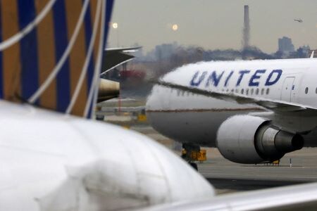 　１月２２日、米航空大手ユナイテッド航空ホールディングスは、第１・四半期の調整後１株損益が０．３５─０．８５ドルの赤字になるとの見通しを示した。ニュージャージー州のニューアーク・リバティー国際空港で２０１９年撮影（２０２４年　ロイター/Chris Helgren）