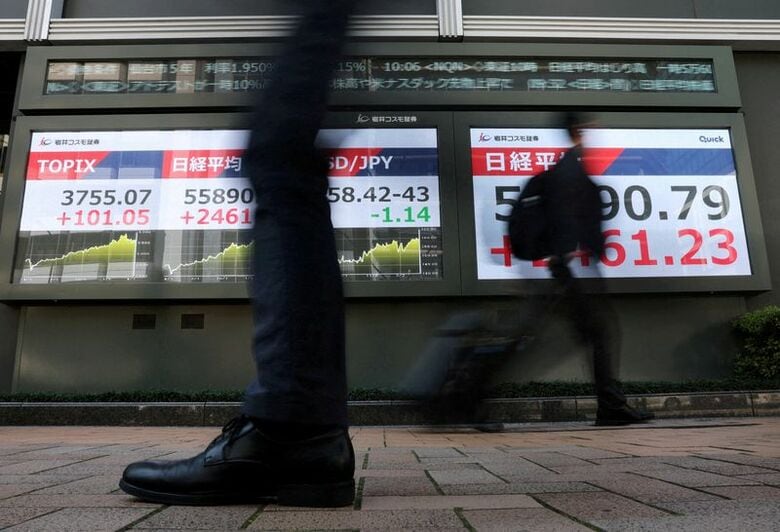 東証株価指数を表示するスクリーンの前で4月8日撮影　REUTERS/Issei Kato