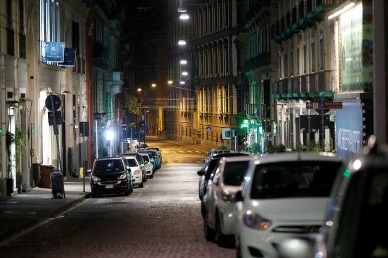 イタリア政府は新型コロナウイルスの感染が再び急拡大していることを受け、感染予防のための行動規制を強化した。写真は23日、ナポリで撮影(2020年　ロイター/Ciro De Luca)