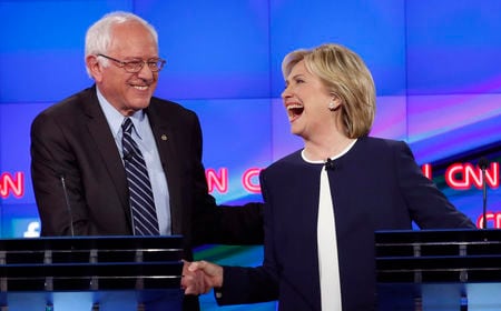 　１０月１４日、１３日夜に行われた来年の米大統領選をめぐる民主党の候補者討論会では、前国務長官のヒラリー・クリントン氏（６７・写真右）がアナリストの高評価を獲得した。写真は討論会の会場で、対立候補のサンダース上院議員と握手を交わすクリントン氏。１３日撮影（２０１５年　ロイター/Lucy Nicholson）