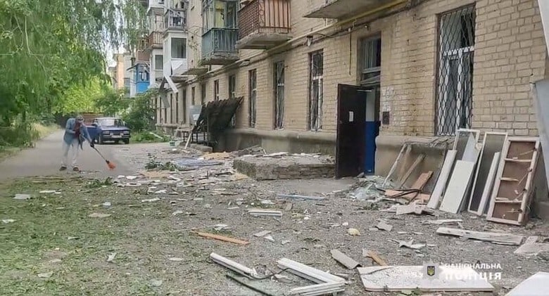 ウクライナ東部の親ロシア派「ドネツク人民共和国」の当局者は、ウクライナ軍が同地域の中心部にある市場を攻撃し、女性や子供を含む少なくとも3人が死亡し、18人が負傷したと明らかにした。写真は同日、ドネツク地域でロシア軍の攻撃を受けて破損した建物（2022年　ロイター／National Police of Ukraine/Handout via REUTERS）