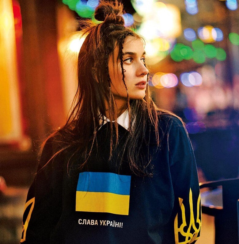 歌手のヘイルが胸に付けた国旗の下には「ウクライナに栄光あれ！」の文字が　IRYNA SHEPETKO