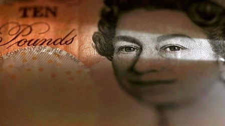 　４月１７日、英国立統計局（ＯＮＳ）が発表した１２─２月の賃金の伸びは前年比２．８％増となり、１１─１月と変わらずだった。写真はポンド紙幣、２０１６年３月撮影（２０１８年　ロイター/Phil Noble）