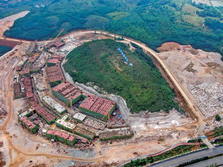 貴州省の貴安新区に建設中のファーウェイの巨大データセンター　WU DONGJUNーVCG／GETTY IMAGES