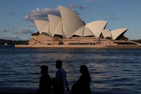 　６月２９日、世界金融危機にさえ耐え抜く底力を見せたオーストラリア経済も、新型コロナウイルスにはかなわなかった。過去最長を記録していた景気拡大局面は突然幕切れを迎えて深刻な景気後退（リセッション）に突入、今後回復までに相当長い道のりをたどりそうだ。写真は６月２３日、シドニーで撮影（２０２０年　ロイター/Loren Elliott）