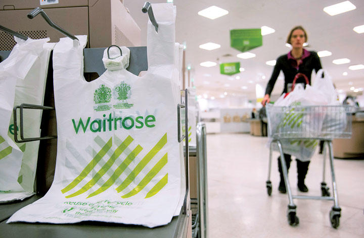 少額でも料金がかかることでイギリス人の意識は変わった　NEIL HALL-REUTERS