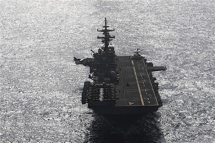 トランプ米大統領は米海軍の艦船がペルシャ湾のホルムズ海峡でイランの無人偵察機を撃墜したと明らかにした。写真は米艦船USS。オマーン沖で17日撮影（2019年　ロイター/AHMED JADALLAH）