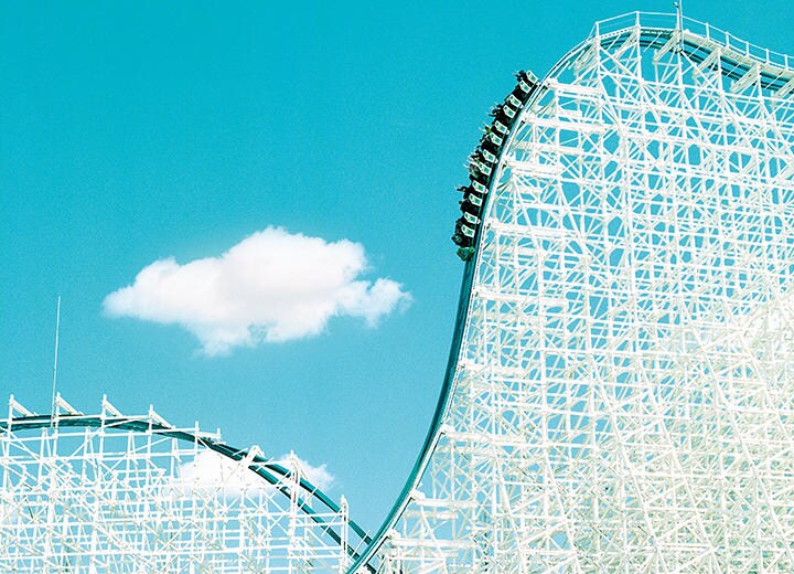 ナガシマスパーランド（三重県桑名市）の白いジェットコースター　@PAULHILLER/INSTAGRAM