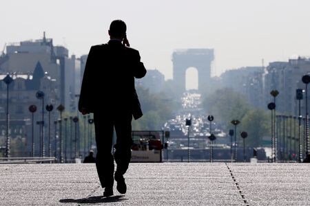 Ｓ＆Ｐグローバルがまとめた５月のユーロ圏のＨＣＯＢ総合購買担当者景気指数（ＰＭＩ）改定値は５２．２で４月の５１．７から上昇し、２０２３年５月以来の高水準となった。写真はパリ西部のビジネス街ラ・デファンスで２０１４年４月撮影（２０２４年　ロイター／Gonzalo Fuentes）