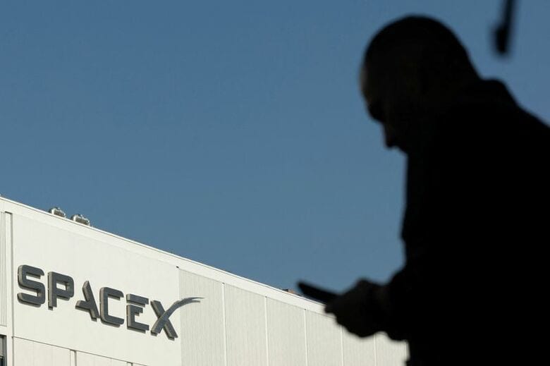 写真はスペースＸのロゴ。2026年6月12日、カリフォルニア州ホーソーンで撮影。REUTERS/Mike Blake